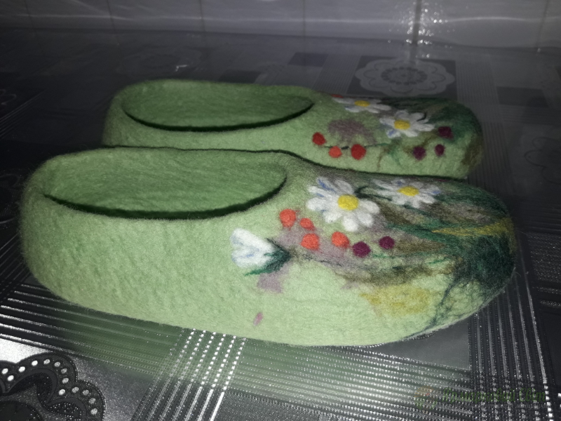 <div style=margin-left:10px><h1>Валяні капці </h1><p><a href="/catalog/valyanie/">Валяння</a> » <a href="/catalog/valyanie/obschee/">Загальне</a></p><i class="fa fa-map-marker"></i> Днепропетровская область, Днепропетровск<br /><br /><div class="socdata"><script src="//yastatic.net/es5-shims/0.0.2/es5-shims.min.js"></script>
                                            <script src="//yastatic.net/share2/share.js"></script>
                                            <div class="ya-share2" data-services="facebook,gplus,twitter,lj,viber,whatsapp,skype" data-counter=""></div></div>