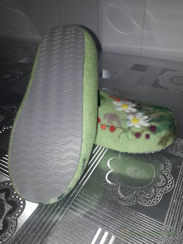 <div style=margin-left:10px><h1>Валяні капці </h1><p><a href="/catalog/valyanie/">Валяння</a> » <a href="/catalog/valyanie/obschee/">Загальне</a></p><i class="fa fa-map-marker"></i> Днепропетровская область, Днепропетровск<br /><br /><div class="socdata"><script src="//yastatic.net/es5-shims/0.0.2/es5-shims.min.js"></script>
                                            <script src="//yastatic.net/share2/share.js"></script>
                                            <div class="ya-share2" data-services="facebook,gplus,twitter,lj,viber,whatsapp,skype" data-counter=""></div></div>