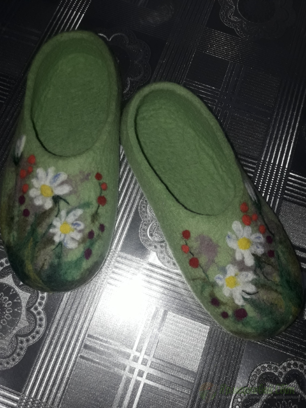 <div style=margin-left:10px><h1>Валяні капці </h1><p><a href="/catalog/valyanie/">Валяння</a> » <a href="/catalog/valyanie/obschee/">Загальне</a></p><i class="fa fa-map-marker"></i> Днепропетровская область, Днепропетровск<br /><br /><div class="socdata"><script src="//yastatic.net/es5-shims/0.0.2/es5-shims.min.js"></script>
                                            <script src="//yastatic.net/share2/share.js"></script>
                                            <div class="ya-share2" data-services="facebook,gplus,twitter,lj,viber,whatsapp,skype" data-counter=""></div></div>