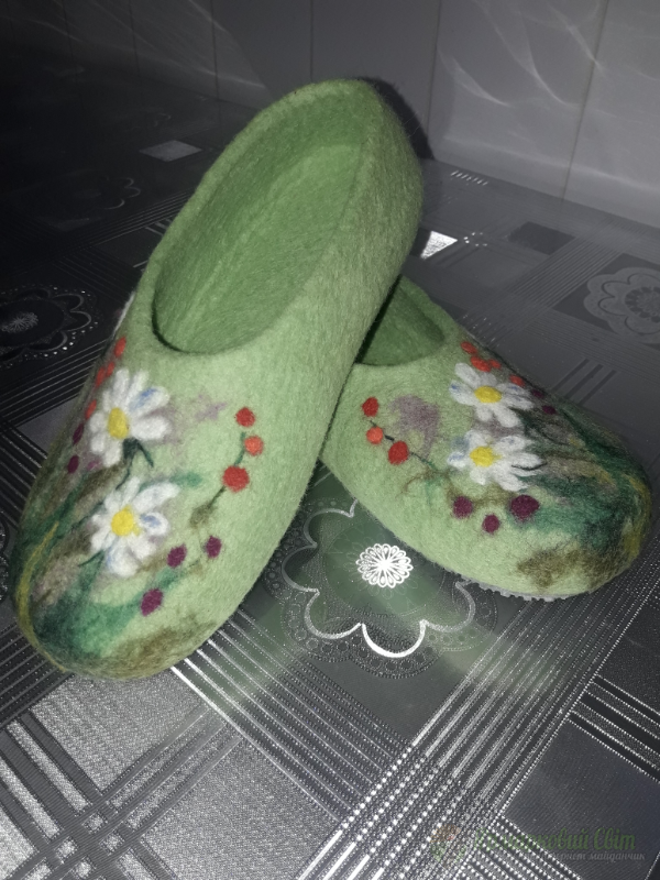 <div style=margin-left:10px><h1>Валяні капці </h1><p><a href="/catalog/valyanie/">Валяння</a> » <a href="/catalog/valyanie/obschee/">Загальне</a></p><i class="fa fa-map-marker"></i> Днепропетровская область, Днепропетровск<br /><br /><div class="socdata"><script src="//yastatic.net/es5-shims/0.0.2/es5-shims.min.js"></script>
                                            <script src="//yastatic.net/share2/share.js"></script>
                                            <div class="ya-share2" data-services="facebook,gplus,twitter,lj,viber,whatsapp,skype" data-counter=""></div></div>