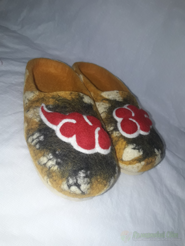 <div style=margin-left:10px><h1>Валяні капці за мотивами мультфільму NARUTO</h1><p><a href="/catalog/valyanie/">Валяння</a> » <a href="/catalog/valyanie/obschee/">Загальне</a></p><i class="fa fa-map-marker"></i> Днепропетровская область, Днепропетровск<br /><br /><div class="socdata"><script src="//yastatic.net/es5-shims/0.0.2/es5-shims.min.js"></script>
                                            <script src="//yastatic.net/share2/share.js"></script>
                                            <div class="ya-share2" data-services="facebook,gplus,twitter,lj,viber,whatsapp,skype" data-counter=""></div></div>