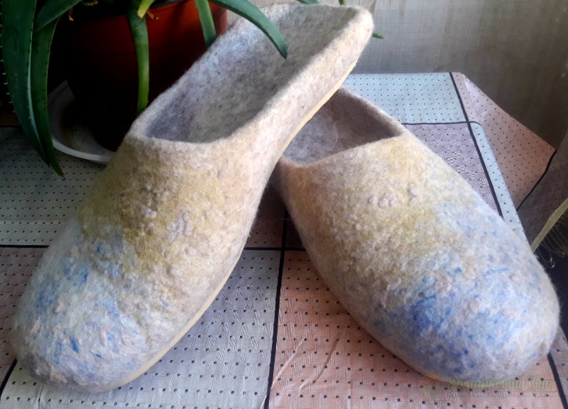 <div style=margin-left:10px><h1>Валяні чоловічі тапки </h1><p><a href="/catalog/ezoterika/">Езотерика</a> » <a href="/catalog/ezoterika/raznoe/">Рiзне</a></p><i class="fa fa-map-marker"></i> Днепропетровская область, Днепропетровск<br /><br /><div class="socdata"><script src="//yastatic.net/es5-shims/0.0.2/es5-shims.min.js"></script>
                                            <script src="//yastatic.net/share2/share.js"></script>
                                            <div class="ya-share2" data-services="facebook,gplus,twitter,lj,viber,whatsapp,skype" data-counter=""></div></div>