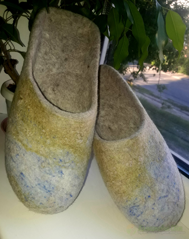 <div style=margin-left:10px><h1>Валяні чоловічі тапки </h1><p><a href="/catalog/ezoterika/">Езотерика</a> » <a href="/catalog/ezoterika/raznoe/">Рiзне</a></p><i class="fa fa-map-marker"></i> Днепропетровская область, Днепропетровск<br /><br /><div class="socdata"><script src="//yastatic.net/es5-shims/0.0.2/es5-shims.min.js"></script>
                                            <script src="//yastatic.net/share2/share.js"></script>
                                            <div class="ya-share2" data-services="facebook,gplus,twitter,lj,viber,whatsapp,skype" data-counter=""></div></div>