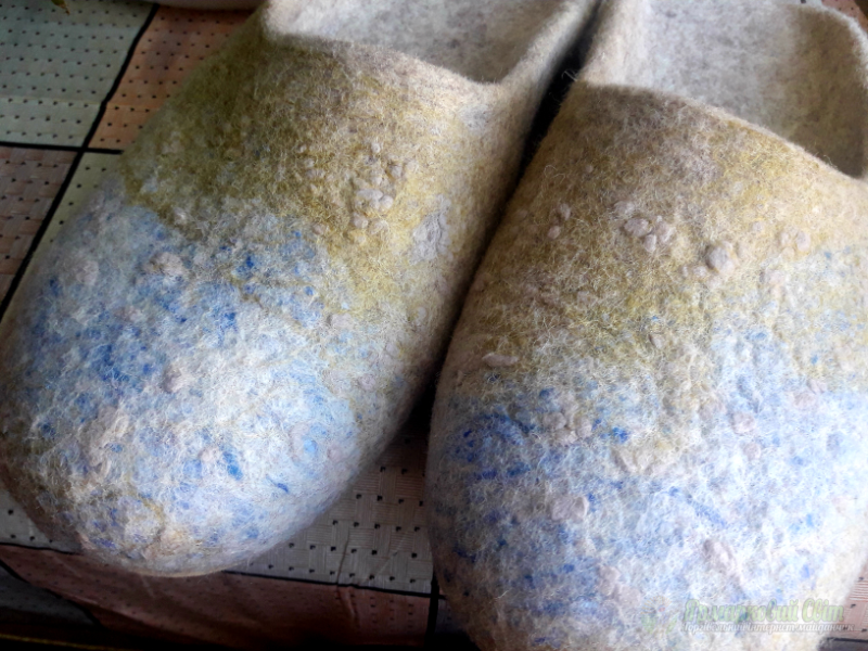 <div style=margin-left:10px><h1>Валяні чоловічі тапки </h1><p><a href="/catalog/ezoterika/">Езотерика</a> » <a href="/catalog/ezoterika/raznoe/">Рiзне</a></p><i class="fa fa-map-marker"></i> Днепропетровская область, Днепропетровск<br /><br /><div class="socdata"><script src="//yastatic.net/es5-shims/0.0.2/es5-shims.min.js"></script>
                                            <script src="//yastatic.net/share2/share.js"></script>
                                            <div class="ya-share2" data-services="facebook,gplus,twitter,lj,viber,whatsapp,skype" data-counter=""></div></div>