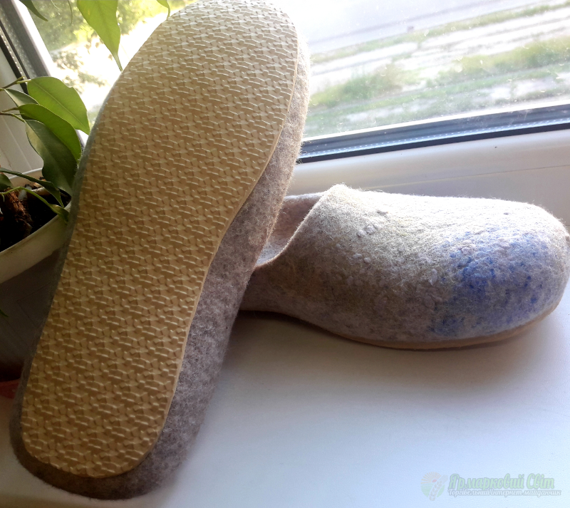 <div style=margin-left:10px><h1>Валяні чоловічі тапки </h1><p><a href="/catalog/ezoterika/">Езотерика</a> » <a href="/catalog/ezoterika/raznoe/">Рiзне</a></p><i class="fa fa-map-marker"></i> Днепропетровская область, Днепропетровск<br /><br /><div class="socdata"><script src="//yastatic.net/es5-shims/0.0.2/es5-shims.min.js"></script>
                                            <script src="//yastatic.net/share2/share.js"></script>
                                            <div class="ya-share2" data-services="facebook,gplus,twitter,lj,viber,whatsapp,skype" data-counter=""></div></div>