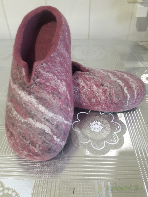 <div style=margin-left:10px><h1>Валяні жіночі капці</h1><p><a href="/catalog/ezoterika/">Езотерика</a> » <a href="/catalog/ezoterika/raznoe/">Рiзне</a></p><i class="fa fa-map-marker"></i> Днепропетровская область, Днепропетровск<br /><br /><div class="socdata"><script src="//yastatic.net/es5-shims/0.0.2/es5-shims.min.js"></script>
                                            <script src="//yastatic.net/share2/share.js"></script>
                                            <div class="ya-share2" data-services="facebook,gplus,twitter,lj,viber,whatsapp,skype" data-counter=""></div></div>