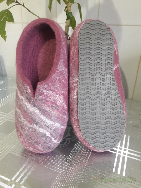 <div style=margin-left:10px><h1>Валяні жіночі капці</h1><p><a href="/catalog/ezoterika/">Езотерика</a> » <a href="/catalog/ezoterika/raznoe/">Рiзне</a></p><i class="fa fa-map-marker"></i> Днепропетровская область, Днепропетровск<br /><br /><div class="socdata"><script src="//yastatic.net/es5-shims/0.0.2/es5-shims.min.js"></script>
                                            <script src="//yastatic.net/share2/share.js"></script>
                                            <div class="ya-share2" data-services="facebook,gplus,twitter,lj,viber,whatsapp,skype" data-counter=""></div></div>