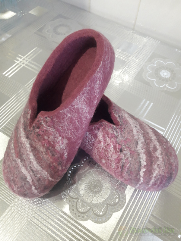 <div style=margin-left:10px><h1>Валяні жіночі капці</h1><p><a href="/catalog/ezoterika/">Езотерика</a> » <a href="/catalog/ezoterika/raznoe/">Рiзне</a></p><i class="fa fa-map-marker"></i> Днепропетровская область, Днепропетровск<br /><br /><div class="socdata"><script src="//yastatic.net/es5-shims/0.0.2/es5-shims.min.js"></script>
                                            <script src="//yastatic.net/share2/share.js"></script>
                                            <div class="ya-share2" data-services="facebook,gplus,twitter,lj,viber,whatsapp,skype" data-counter=""></div></div>