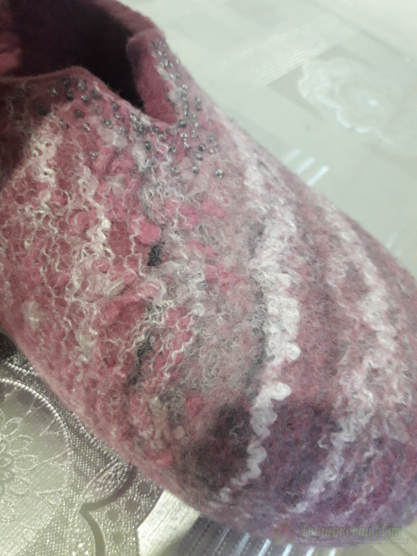 <div style=margin-left:10px><h1>Валяні жіночі капці</h1><p><a href="/catalog/ezoterika/">Езотерика</a> » <a href="/catalog/ezoterika/raznoe/">Рiзне</a></p><i class="fa fa-map-marker"></i> Днепропетровская область, Днепропетровск<br /><br /><div class="socdata"><script src="//yastatic.net/es5-shims/0.0.2/es5-shims.min.js"></script>
                                            <script src="//yastatic.net/share2/share.js"></script>
                                            <div class="ya-share2" data-services="facebook,gplus,twitter,lj,viber,whatsapp,skype" data-counter=""></div></div>