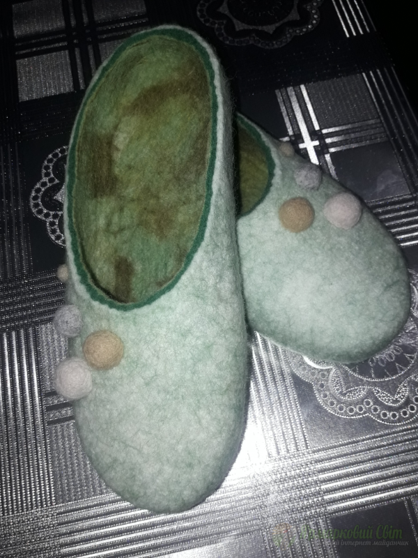 <div style=margin-left:10px><h1>Валяні жіночі капці</h1><p><a href="/catalog/ezoterika/">Езотерика</a> » <a href="/catalog/ezoterika/raznoe/">Рiзне</a></p><i class="fa fa-map-marker"></i> Днепропетровская область, Днепропетровск<br /><br /><div class="socdata"><script src="//yastatic.net/es5-shims/0.0.2/es5-shims.min.js"></script>
                                            <script src="//yastatic.net/share2/share.js"></script>
                                            <div class="ya-share2" data-services="facebook,gplus,twitter,lj,viber,whatsapp,skype" data-counter=""></div></div>