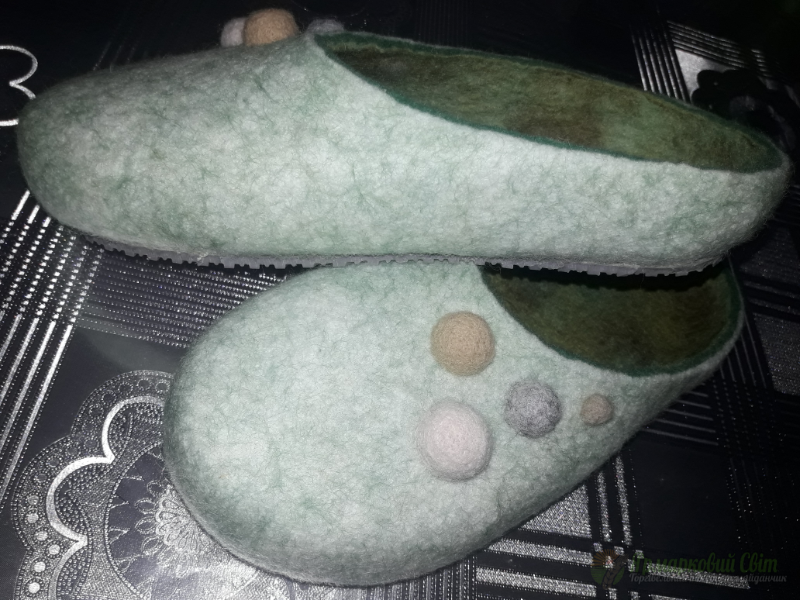 <div style=margin-left:10px><h1>Валяні жіночі капці</h1><p><a href="/catalog/ezoterika/">Езотерика</a> » <a href="/catalog/ezoterika/raznoe/">Рiзне</a></p><i class="fa fa-map-marker"></i> Днепропетровская область, Днепропетровск<br /><br /><div class="socdata"><script src="//yastatic.net/es5-shims/0.0.2/es5-shims.min.js"></script>
                                            <script src="//yastatic.net/share2/share.js"></script>
                                            <div class="ya-share2" data-services="facebook,gplus,twitter,lj,viber,whatsapp,skype" data-counter=""></div></div>