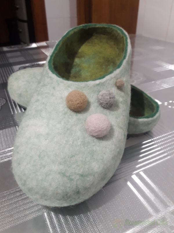 <div style=margin-left:10px><h1>Валяні жіночі капці</h1><p><a href="/catalog/ezoterika/">Езотерика</a> » <a href="/catalog/ezoterika/raznoe/">Рiзне</a></p><i class="fa fa-map-marker"></i> Днепропетровская область, Днепропетровск<br /><br /><div class="socdata"><script src="//yastatic.net/es5-shims/0.0.2/es5-shims.min.js"></script>
                                            <script src="//yastatic.net/share2/share.js"></script>
                                            <div class="ya-share2" data-services="facebook,gplus,twitter,lj,viber,whatsapp,skype" data-counter=""></div></div>