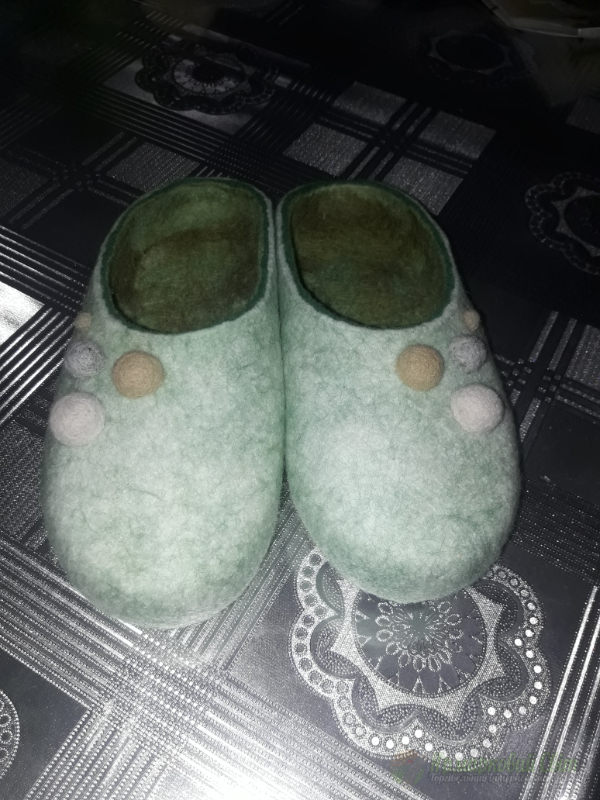 <div style=margin-left:10px><h1>Валяні жіночі капці</h1><p><a href="/catalog/ezoterika/">Езотерика</a> » <a href="/catalog/ezoterika/raznoe/">Рiзне</a></p><i class="fa fa-map-marker"></i> Днепропетровская область, Днепропетровск<br /><br /><div class="socdata"><script src="//yastatic.net/es5-shims/0.0.2/es5-shims.min.js"></script>
                                            <script src="//yastatic.net/share2/share.js"></script>
                                            <div class="ya-share2" data-services="facebook,gplus,twitter,lj,viber,whatsapp,skype" data-counter=""></div></div>