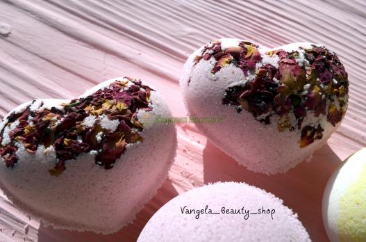 <div style=margin-left:10px><h1>Бомбочки для ванн</h1><p><a href="/catalog/kosmetika/">Косметика</a> » <a href="/catalog/kosmetika/dlya-tela/">Для тіла
</a></p><i class="fa fa-map-marker"></i> Черновицкая область, Черновцы<br /><br /><div class="socdata"><script src="//yastatic.net/es5-shims/0.0.2/es5-shims.min.js"></script>
                                            <script src="//yastatic.net/share2/share.js"></script>
                                            <div class="ya-share2" data-services="facebook,gplus,twitter,lj,viber,whatsapp,skype" data-counter=""></div></div>