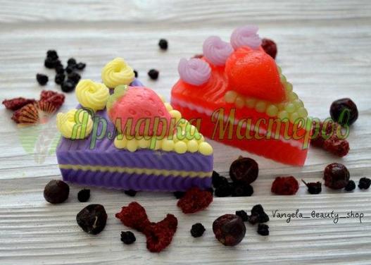 <div style=margin-left:10px><h1>Мыло ручной работы</h1><p><a href="/catalog/podarki--suveniry/">Подарунки, сувеніри</a> » <a href="/catalog/podarki--suveniry/mylo/">Мило</a></p><i class="fa fa-map-marker"></i> Черновицкая область, Черновцы<br /><br /><div class="socdata"><script src="//yastatic.net/es5-shims/0.0.2/es5-shims.min.js"></script>
                                            <script src="//yastatic.net/share2/share.js"></script>
                                            <div class="ya-share2" data-services="facebook,gplus,twitter,lj,viber,whatsapp,skype" data-counter=""></div></div>