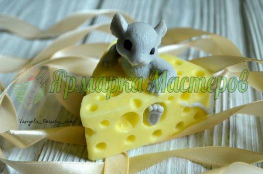 <div style=margin-left:10px><h1>Мыло ручной работы</h1><p><a href="/catalog/podarki--suveniry/">Подарунки, сувеніри</a> » <a href="/catalog/podarki--suveniry/mylo/">Мило</a></p><i class="fa fa-map-marker"></i> Черновицкая область, Черновцы<br /><br /><div class="socdata"><script src="//yastatic.net/es5-shims/0.0.2/es5-shims.min.js"></script>
                                            <script src="//yastatic.net/share2/share.js"></script>
                                            <div class="ya-share2" data-services="facebook,gplus,twitter,lj,viber,whatsapp,skype" data-counter=""></div></div>