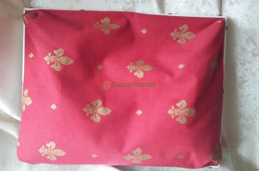 <div style=margin-left:10px><h1>Столик-поднос на мягкой подушке "Пуансетия"</h1><p><a href="/catalog/podarki--suveniry/">Подарунки, сувеніри</a> » <a href="/catalog/podarki--suveniry/podarki/">Подарунки</a></p><i class="fa fa-map-marker"></i> Киевская область, Киев<br /><br /><div class="socdata"><script src="//yastatic.net/es5-shims/0.0.2/es5-shims.min.js"></script>
                                            <script src="//yastatic.net/share2/share.js"></script>
                                            <div class="ya-share2" data-services="facebook,gplus,twitter,lj,viber,whatsapp,skype" data-counter=""></div></div>