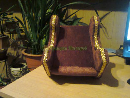 <div style=margin-left:10px><h1>Мебель для кукол - Кресло для куклы</h1><p><a href="/catalog/ukrasheniya/">Прикраси</a> » <a href="/catalog/ukrasheniya/igrushki/">Iграшки</a></p><i class="fa fa-map-marker"></i> Одесская область, Одесса<br /><br /><div class="socdata"><script src="//yastatic.net/es5-shims/0.0.2/es5-shims.min.js"></script>
                                            <script src="//yastatic.net/share2/share.js"></script>
                                            <div class="ya-share2" data-services="facebook,gplus,twitter,lj,viber,whatsapp,skype" data-counter=""></div></div>