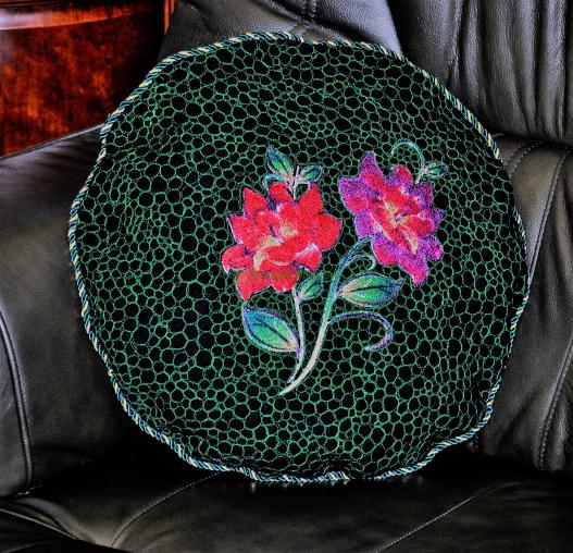 <div style=margin-left:10px><h1>Подушки ручной работы</h1><p><a href="/catalog/dekor/">Декор</a> » <a href="/catalog/dekor/tekstil/">Текстиль</a></p><i class="fa fa-map-marker"></i> Киевская область, Киев<br /><br /><div class="socdata"><script src="//yastatic.net/es5-shims/0.0.2/es5-shims.min.js"></script>
                                            <script src="//yastatic.net/share2/share.js"></script>
                                            <div class="ya-share2" data-services="facebook,gplus,twitter,lj,viber,whatsapp,skype" data-counter=""></div></div>