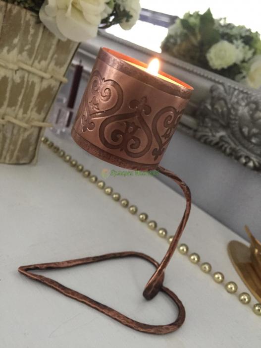 <div style=margin-left:10px><h1>подсвечник медный </h1><p><a href="/catalog/dekor/">Декор</a> » <a href="/catalog/dekor/svechi/">Свічки</a></p><i class="fa fa-map-marker"></i> Ровенская область, Ровно<br /><br /><div class="socdata"><script src="//yastatic.net/es5-shims/0.0.2/es5-shims.min.js"></script>
                                            <script src="//yastatic.net/share2/share.js"></script>
                                            <div class="ya-share2" data-services="facebook,gplus,twitter,lj,viber,whatsapp,skype" data-counter=""></div></div>