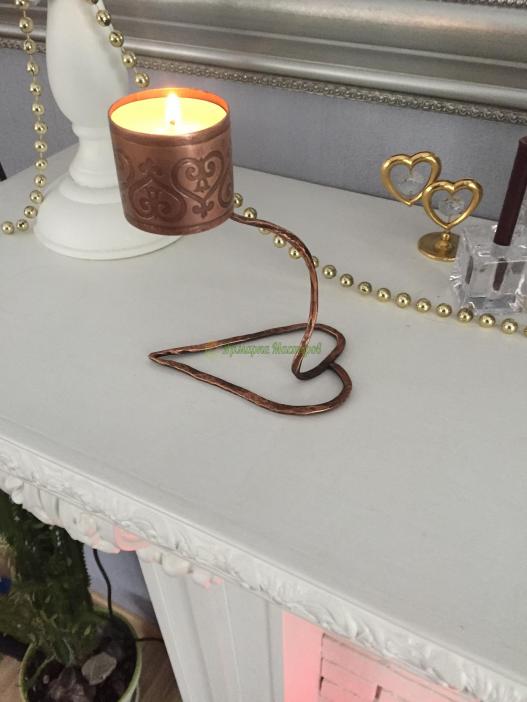 <div style=margin-left:10px><h1>подсвечник медный </h1><p><a href="/catalog/dekor/">Декор</a> » <a href="/catalog/dekor/svechi/">Свічки</a></p><i class="fa fa-map-marker"></i> Ровенская область, Ровно<br /><br /><div class="socdata"><script src="//yastatic.net/es5-shims/0.0.2/es5-shims.min.js"></script>
                                            <script src="//yastatic.net/share2/share.js"></script>
                                            <div class="ya-share2" data-services="facebook,gplus,twitter,lj,viber,whatsapp,skype" data-counter=""></div></div>