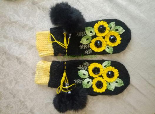 <div style=margin-left:10px><h1>Варежки "Подсолнухи"</h1><p><a href="/catalog/rukodelie/">Рукоділля</a> » <a href="/catalog/rukodelie/rukodelie--obschee/">Рукоділля, загальне</a></p><i class="fa fa-map-marker"></i> Днепропетровская область, Кривой Рог<br /><br /><div class="socdata"><script src="//yastatic.net/es5-shims/0.0.2/es5-shims.min.js"></script>
                                            <script src="//yastatic.net/share2/share.js"></script>
                                            <div class="ya-share2" data-services="facebook,gplus,twitter,lj,viber,whatsapp,skype" data-counter=""></div></div>