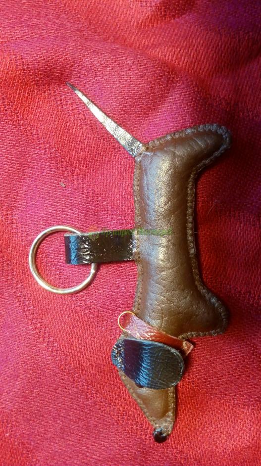 <div style=margin-left:10px><h1>Брелок для ключей из кожи</h1><p><a href="/catalog/podarki--suveniry/">Подарунки, сувеніри</a> » <a href="/catalog/podarki--suveniry/suveniry/">Сувеніри</a></p><i class="fa fa-map-marker"></i> Днепропетровская область, Днепропетровск<br /><br /><div class="socdata"><script src="//yastatic.net/es5-shims/0.0.2/es5-shims.min.js"></script>
                                            <script src="//yastatic.net/share2/share.js"></script>
                                            <div class="ya-share2" data-services="facebook,gplus,twitter,lj,viber,whatsapp,skype" data-counter=""></div></div>