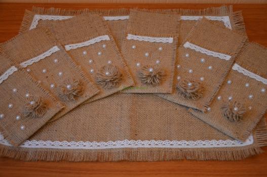 <div style=margin-left:10px><h1>Карманчики для столовых приборов</h1><p><a href="/catalog/dekor/">Декор</a> » <a href="/catalog/dekor/drugoe/">Iнше</a></p><i class="fa fa-map-marker"></i> Киевская область, Киев<br /><br /><div class="socdata"><script src="//yastatic.net/es5-shims/0.0.2/es5-shims.min.js"></script>
                                            <script src="//yastatic.net/share2/share.js"></script>
                                            <div class="ya-share2" data-services="facebook,gplus,twitter,lj,viber,whatsapp,skype" data-counter=""></div></div>