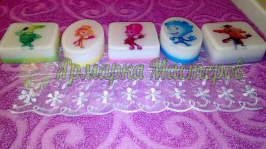 <div style=margin-left:10px><h1>Мыло ручной работы Фиксики</h1><p><a href="/catalog/podarki--suveniry/">Подарунки, сувеніри</a> » <a href="/catalog/podarki--suveniry/mylo/">Мило</a></p><i class="fa fa-map-marker"></i> Харьковская область, Харьков<br /><br /><div class="socdata"><script src="//yastatic.net/es5-shims/0.0.2/es5-shims.min.js"></script>
                                            <script src="//yastatic.net/share2/share.js"></script>
                                            <div class="ya-share2" data-services="facebook,gplus,twitter,lj,viber,whatsapp,skype" data-counter=""></div></div>