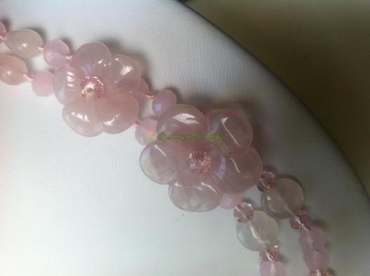 <div style=margin-left:10px><h1>Бусы ожерелье из розового кварца</h1><p><a href="/catalog/yvelirnue_izdeliya/">Ювелірні вироби
</a> » <a href="/catalog/yvelirnue_izdeliya/busy/">Намиста</a></p><i class="fa fa-map-marker"></i> Львовская область, Львов<br /><br /><div class="socdata"><script src="//yastatic.net/es5-shims/0.0.2/es5-shims.min.js"></script>
                                            <script src="//yastatic.net/share2/share.js"></script>
                                            <div class="ya-share2" data-services="facebook,gplus,twitter,lj,viber,whatsapp,skype" data-counter=""></div></div>