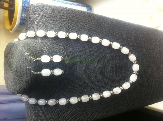 <div style=margin-left:10px><h1>Бусы + серьги</h1><p><a href="/catalog/yvelirnue_izdeliya/">Ювелірні вироби
</a> » <a href="/catalog/yvelirnue_izdeliya/busy/">Намиста</a></p><i class="fa fa-map-marker"></i> Львовская область, Львов<br /><br /><div class="socdata"><script src="//yastatic.net/es5-shims/0.0.2/es5-shims.min.js"></script>
                                            <script src="//yastatic.net/share2/share.js"></script>
                                            <div class="ya-share2" data-services="facebook,gplus,twitter,lj,viber,whatsapp,skype" data-counter=""></div></div>