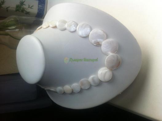 <div style=margin-left:10px><h1>Бусы из ракушки и перламутра</h1><p><a href="/catalog/yvelirnue_izdeliya/">Ювелірні вироби
</a> » <a href="/catalog/yvelirnue_izdeliya/busy/">Намиста</a></p><i class="fa fa-map-marker"></i> Львовская область, Львов<br /><br /><div class="socdata"><script src="//yastatic.net/es5-shims/0.0.2/es5-shims.min.js"></script>
                                            <script src="//yastatic.net/share2/share.js"></script>
                                            <div class="ya-share2" data-services="facebook,gplus,twitter,lj,viber,whatsapp,skype" data-counter=""></div></div>