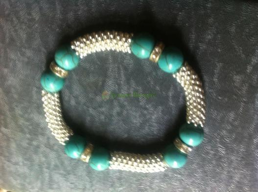 <div style=margin-left:10px><h1>Бусы бирюзовые с "золотом"</h1><p><a href="/catalog/yvelirnue_izdeliya/">Ювелірні вироби
</a> » <a href="/catalog/yvelirnue_izdeliya/busy/">Намиста</a></p><i class="fa fa-map-marker"></i> Львовская область, Львов<br /><br /><div class="socdata"><script src="//yastatic.net/es5-shims/0.0.2/es5-shims.min.js"></script>
                                            <script src="//yastatic.net/share2/share.js"></script>
                                            <div class="ya-share2" data-services="facebook,gplus,twitter,lj,viber,whatsapp,skype" data-counter=""></div></div>