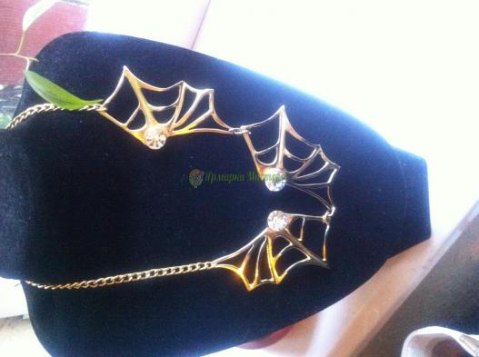 <div style=margin-left:10px><h1>"Золотое" колье</h1><p><a href="/catalog/bijuteriya/">Біжутерія</a> » <a href="/catalog/bijuteriya/kole--ojerele/">Кольє, намисто</a></p><i class="fa fa-map-marker"></i> Львовская область, Львов<br /><br /><div class="socdata"><script src="//yastatic.net/es5-shims/0.0.2/es5-shims.min.js"></script>
                                            <script src="//yastatic.net/share2/share.js"></script>
                                            <div class="ya-share2" data-services="facebook,gplus,twitter,lj,viber,whatsapp,skype" data-counter=""></div></div>