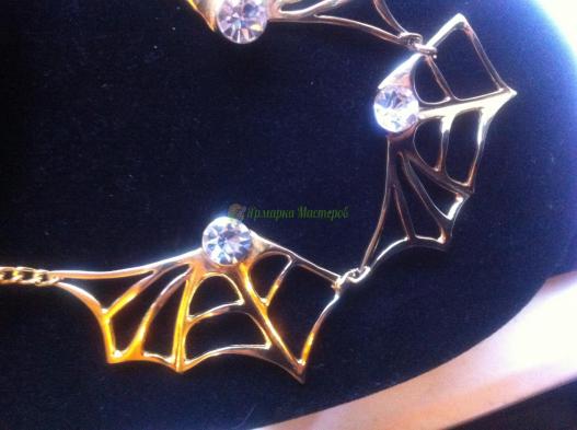 <div style=margin-left:10px><h1>"Золотое" колье</h1><p><a href="/catalog/bijuteriya/">Біжутерія</a> » <a href="/catalog/bijuteriya/kole--ojerele/">Кольє, намисто</a></p><i class="fa fa-map-marker"></i> Львовская область, Львов<br /><br /><div class="socdata"><script src="//yastatic.net/es5-shims/0.0.2/es5-shims.min.js"></script>
                                            <script src="//yastatic.net/share2/share.js"></script>
                                            <div class="ya-share2" data-services="facebook,gplus,twitter,lj,viber,whatsapp,skype" data-counter=""></div></div>