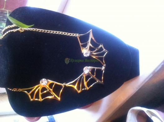 <div style=margin-left:10px><h1>"Золотое" колье</h1><p><a href="/catalog/bijuteriya/">Біжутерія</a> » <a href="/catalog/bijuteriya/kole--ojerele/">Кольє, намисто</a></p><i class="fa fa-map-marker"></i> Львовская область, Львов<br /><br /><div class="socdata"><script src="//yastatic.net/es5-shims/0.0.2/es5-shims.min.js"></script>
                                            <script src="//yastatic.net/share2/share.js"></script>
                                            <div class="ya-share2" data-services="facebook,gplus,twitter,lj,viber,whatsapp,skype" data-counter=""></div></div>