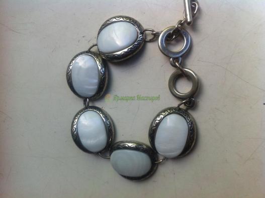 <div style=margin-left:10px><h1>Браслет  с перламутром натуральным</h1><p><a href="/catalog/bijuteriya/">Біжутерія</a> » <a href="/catalog/bijuteriya/braslety/">Браслети</a></p><i class="fa fa-map-marker"></i> Львовская область, Львов<br /><br /><div class="socdata"><script src="//yastatic.net/es5-shims/0.0.2/es5-shims.min.js"></script>
                                            <script src="//yastatic.net/share2/share.js"></script>
                                            <div class="ya-share2" data-services="facebook,gplus,twitter,lj,viber,whatsapp,skype" data-counter=""></div></div>