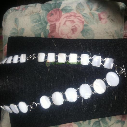 <div style=margin-left:10px><h1>Браслет  с перламутром натуральным</h1><p><a href="/catalog/bijuteriya/">Біжутерія</a> » <a href="/catalog/bijuteriya/braslety/">Браслети</a></p><i class="fa fa-map-marker"></i> Львовская область, Львов<br /><br /><div class="socdata"><script src="//yastatic.net/es5-shims/0.0.2/es5-shims.min.js"></script>
                                            <script src="//yastatic.net/share2/share.js"></script>
                                            <div class="ya-share2" data-services="facebook,gplus,twitter,lj,viber,whatsapp,skype" data-counter=""></div></div>