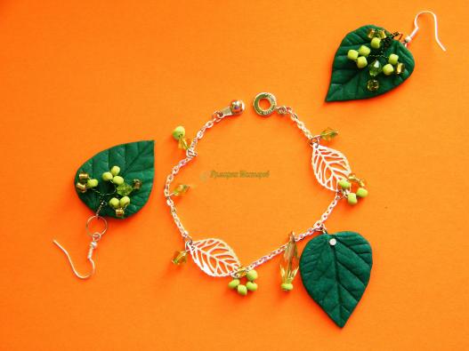 <div style=margin-left:10px><h1>Комплект браслет и серьги "Листочки"</h1><p><a href="/catalog/bijuteriya/">Біжутерія</a> » <a href="/catalog/bijuteriya/braslety/">Браслети</a></p><i class="fa fa-map-marker"></i> Киевская область, Киев<br /><br /><div class="socdata"><script src="//yastatic.net/es5-shims/0.0.2/es5-shims.min.js"></script>
                                            <script src="//yastatic.net/share2/share.js"></script>
                                            <div class="ya-share2" data-services="facebook,gplus,twitter,lj,viber,whatsapp,skype" data-counter=""></div></div>