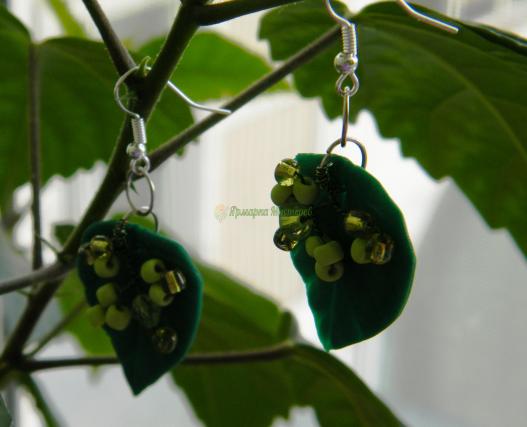 <div style=margin-left:10px><h1>Комплект браслет и серьги "Листочки"</h1><p><a href="/catalog/bijuteriya/">Біжутерія</a> » <a href="/catalog/bijuteriya/braslety/">Браслети</a></p><i class="fa fa-map-marker"></i> Киевская область, Киев<br /><br /><div class="socdata"><script src="//yastatic.net/es5-shims/0.0.2/es5-shims.min.js"></script>
                                            <script src="//yastatic.net/share2/share.js"></script>
                                            <div class="ya-share2" data-services="facebook,gplus,twitter,lj,viber,whatsapp,skype" data-counter=""></div></div>