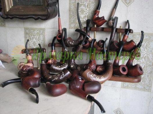 <div style=margin-left:10px><h1>Трубки вырезанные из капа и корня редких пород.</h1><p><a href="/catalog/ukrasheniya/">Прикраси</a> » <a href="/catalog/ukrasheniya/podarki/">Подарунки</a></p><i class="fa fa-map-marker"></i> Киевская область, Киев<br /><br /><div class="socdata"><script src="//yastatic.net/es5-shims/0.0.2/es5-shims.min.js"></script>
                                            <script src="//yastatic.net/share2/share.js"></script>
                                            <div class="ya-share2" data-services="facebook,gplus,twitter,lj,viber,whatsapp,skype" data-counter=""></div></div>