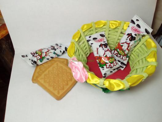 <div style=margin-left:10px><h1>Конфетница плетеная "Мини"</h1><p><a href="/catalog/ukrasheniya/">Прикраси</a> » <a href="/catalog/ukrasheniya/podarki/">Подарунки</a></p><i class="fa fa-map-marker"></i> Одесская область, Одесса<br /><br /><div class="socdata"><script src="//yastatic.net/es5-shims/0.0.2/es5-shims.min.js"></script>
                                            <script src="//yastatic.net/share2/share.js"></script>
                                            <div class="ya-share2" data-services="facebook,gplus,twitter,lj,viber,whatsapp,skype" data-counter=""></div></div>