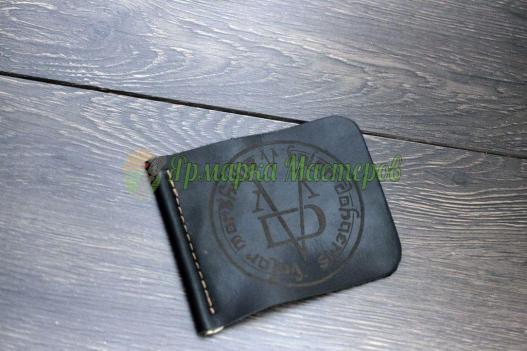 <div style=margin-left:10px><h1>Зажим для женег</h1><p><a href="/catalog/podarki--suveniry/">Подарунки, сувеніри</a> » <a href="/catalog/podarki--suveniry/podarki/">Подарунки</a></p><i class="fa fa-map-marker"></i> Харьковская область, Харьков<br /><br /><div class="socdata"><script src="//yastatic.net/es5-shims/0.0.2/es5-shims.min.js"></script>
                                            <script src="//yastatic.net/share2/share.js"></script>
                                            <div class="ya-share2" data-services="facebook,gplus,twitter,lj,viber,whatsapp,skype" data-counter=""></div></div>