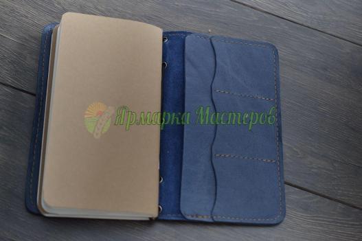 <div style=margin-left:10px><h1>Блокнот путешественника Voyager</h1><p><a href="/catalog/podarki--suveniry/">Подарунки, сувеніри</a> » <a href="/catalog/podarki--suveniry/podarki/">Подарунки</a></p><i class="fa fa-map-marker"></i> Харьковская область, Харьков<br /><br /><div class="socdata"><script src="//yastatic.net/es5-shims/0.0.2/es5-shims.min.js"></script>
                                            <script src="//yastatic.net/share2/share.js"></script>
                                            <div class="ya-share2" data-services="facebook,gplus,twitter,lj,viber,whatsapp,skype" data-counter=""></div></div>