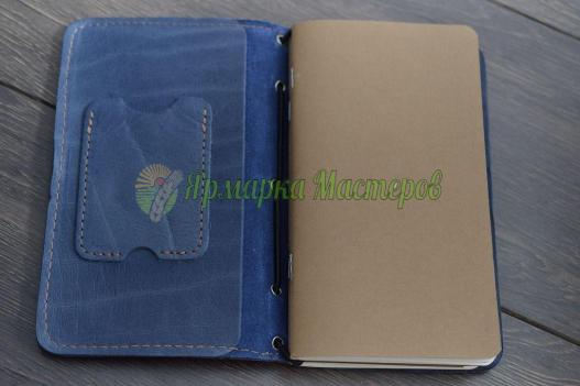 <div style=margin-left:10px><h1>Блокнот путешественника Voyager</h1><p><a href="/catalog/podarki--suveniry/">Подарунки, сувеніри</a> » <a href="/catalog/podarki--suveniry/podarki/">Подарунки</a></p><i class="fa fa-map-marker"></i> Харьковская область, Харьков<br /><br /><div class="socdata"><script src="//yastatic.net/es5-shims/0.0.2/es5-shims.min.js"></script>
                                            <script src="//yastatic.net/share2/share.js"></script>
                                            <div class="ya-share2" data-services="facebook,gplus,twitter,lj,viber,whatsapp,skype" data-counter=""></div></div>