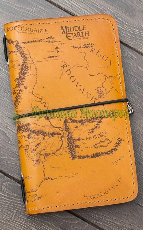 <div style=margin-left:10px><h1>Блокнот путешественника Voyager</h1><p><a href="/catalog/podarki--suveniry/">Подарунки, сувеніри</a> » <a href="/catalog/podarki--suveniry/podarki/">Подарунки</a></p><i class="fa fa-map-marker"></i> Харьковская область, Харьков<br /><br /><div class="socdata"><script src="//yastatic.net/es5-shims/0.0.2/es5-shims.min.js"></script>
                                            <script src="//yastatic.net/share2/share.js"></script>
                                            <div class="ya-share2" data-services="facebook,gplus,twitter,lj,viber,whatsapp,skype" data-counter=""></div></div>