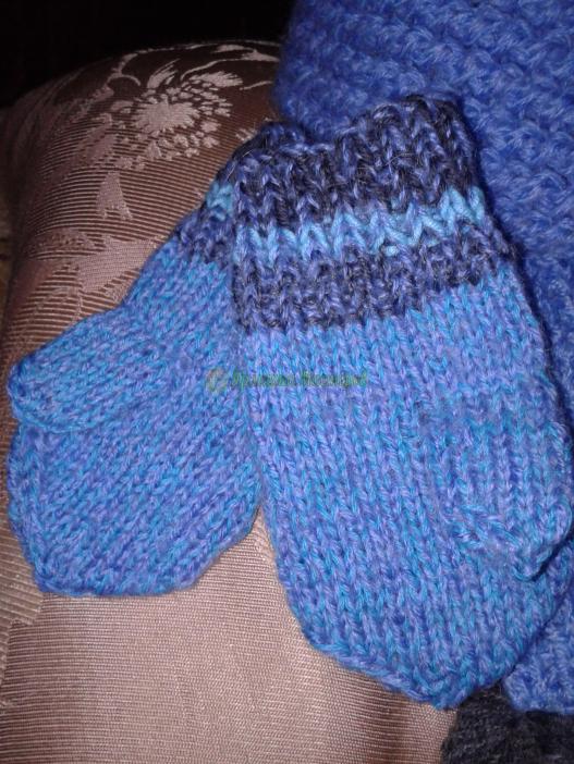 <div style=margin-left:10px><h1>Комплект из шарфа "Мышка" и рукавичек</h1><p><a href="/catalog/rukodelie/">Рукоділля</a> » <a href="/catalog/rukodelie/rukodelie--obschee/">Рукоділля, загальне</a></p><i class="fa fa-map-marker"></i> Сумская область, Сумы<br /><br /><div class="socdata"><script src="//yastatic.net/es5-shims/0.0.2/es5-shims.min.js"></script>
                                            <script src="//yastatic.net/share2/share.js"></script>
                                            <div class="ya-share2" data-services="facebook,gplus,twitter,lj,viber,whatsapp,skype" data-counter=""></div></div>