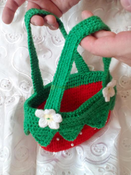 <div style=margin-left:10px><h1>Сумочка-клубничка для девочки</h1><p><a href="/catalog/rukodelie/">Рукоділля</a> » <a href="/catalog/rukodelie/rukodelie--obschee/">Рукоділля, загальне</a></p><i class="fa fa-map-marker"></i> Сумская область, Сумы<br /><br /><div class="socdata"><script src="//yastatic.net/es5-shims/0.0.2/es5-shims.min.js"></script>
                                            <script src="//yastatic.net/share2/share.js"></script>
                                            <div class="ya-share2" data-services="facebook,gplus,twitter,lj,viber,whatsapp,skype" data-counter=""></div></div>