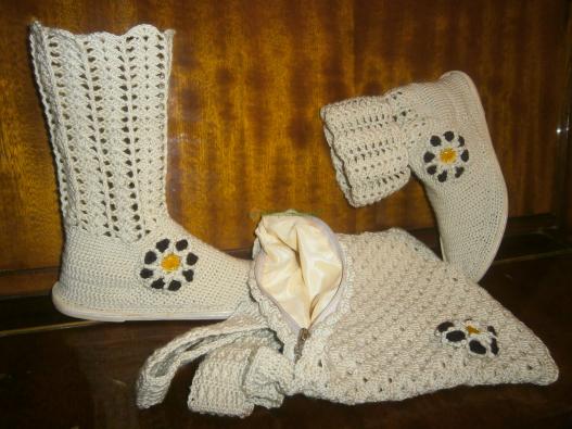 <div style=margin-left:10px><h1>Вязаные сапожки</h1><p><a href="/catalog/rukodelie/">Рукоділля</a> » <a href="/catalog/rukodelie/rukodelie--obschee/">Рукоділля, загальне</a></p><i class="fa fa-map-marker"></i> Донецкая область, Угледар<br /><br /><div class="socdata"><script src="//yastatic.net/es5-shims/0.0.2/es5-shims.min.js"></script>
                                            <script src="//yastatic.net/share2/share.js"></script>
                                            <div class="ya-share2" data-services="facebook,gplus,twitter,lj,viber,whatsapp,skype" data-counter=""></div></div>