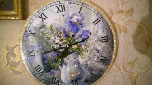 <div style=margin-left:10px><h1>часы  в технике декупаж</h1><p><a href="/catalog/podarki--suveniry/">Подарунки, сувеніри</a> » <a href="/catalog/podarki--suveniry/podarki/">Подарунки</a></p><i class="fa fa-map-marker"></i> Херсонская область, Новотроицкое<br /><br /><div class="socdata"><script src="//yastatic.net/es5-shims/0.0.2/es5-shims.min.js"></script>
                                            <script src="//yastatic.net/share2/share.js"></script>
                                            <div class="ya-share2" data-services="facebook,gplus,twitter,lj,viber,whatsapp,skype" data-counter=""></div></div>